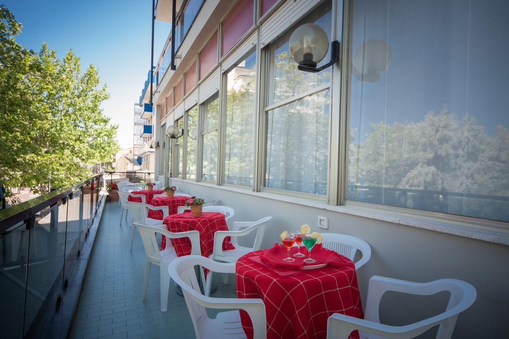 Hotel Madison Ричоне Екстериор снимка